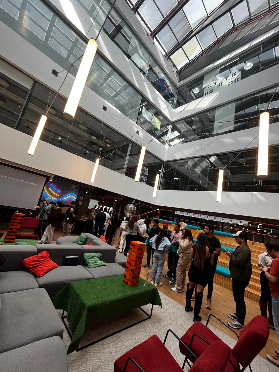 Asistentes haciendo networking durante el evento de Alianza CIM y Google