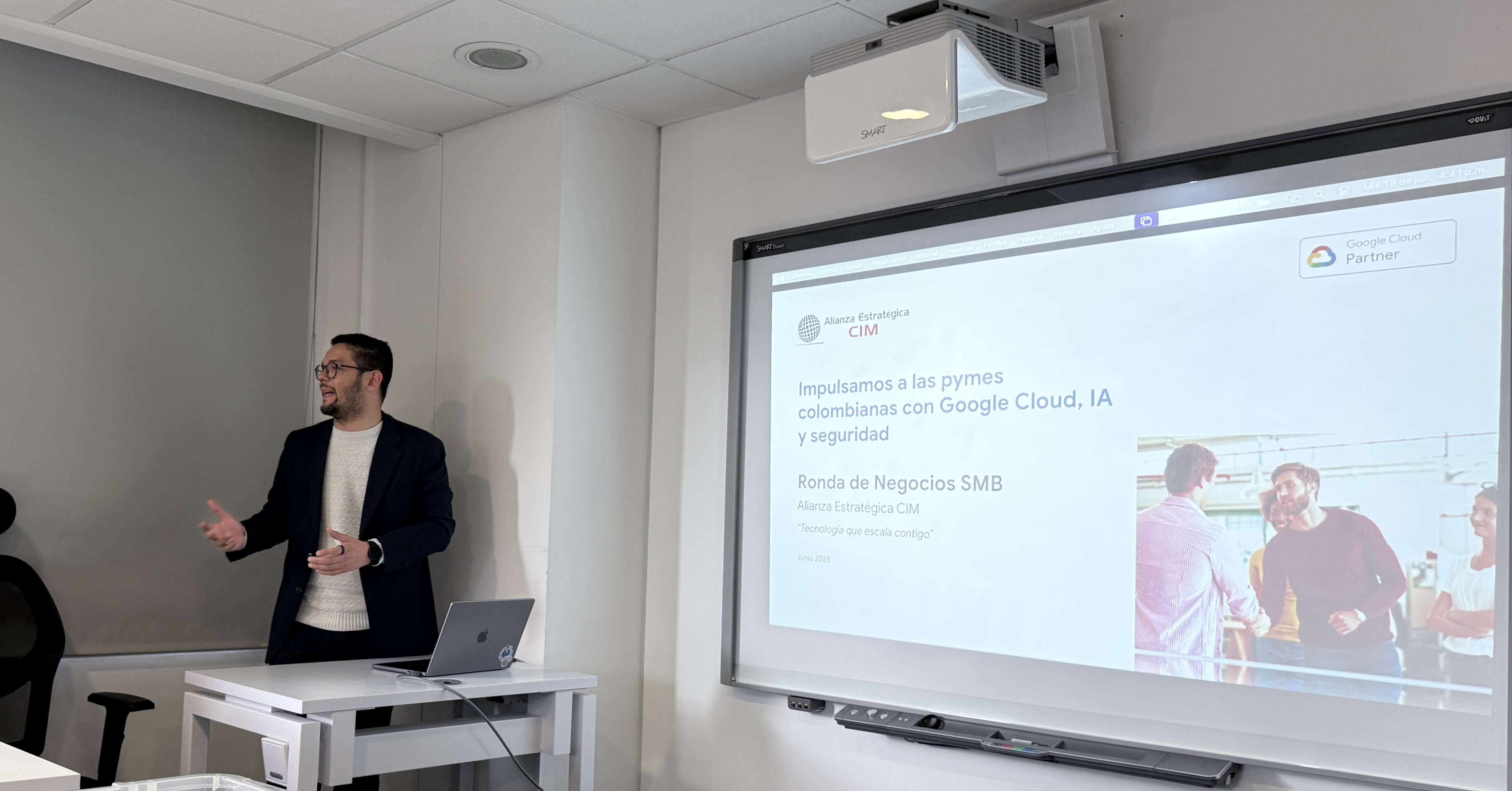 Xavier Diaz, Gerente General de Alianza CIM, presentando en un evento para pymes